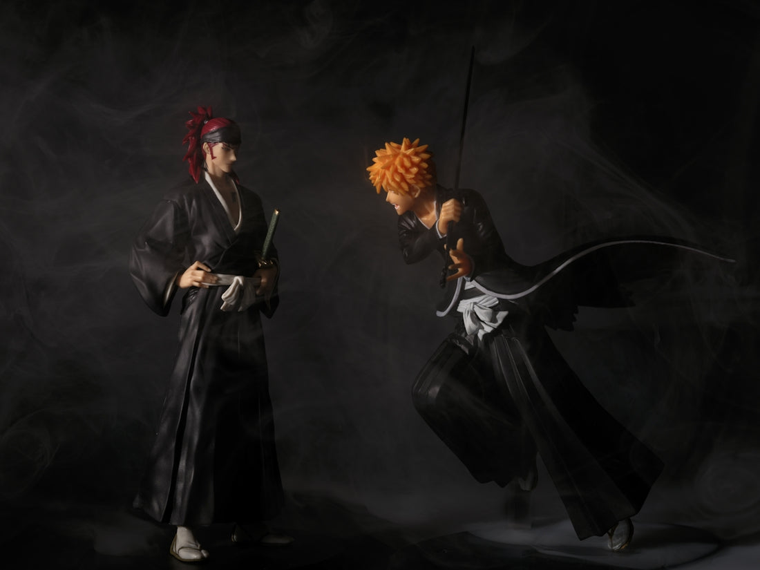Ichigo faces off against renji in a dramatic pose.